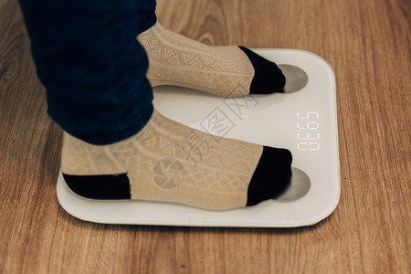 智能秤智能尺寸 现代电子设备上的女孩计量器重压板监视器运动重量脂肪健身秤工具创新测量饮食背景