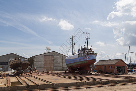百家丹麦Hunddested的干旱码头船坞工作钓鱼港口血管村庄海洋木头海岸维修背景
