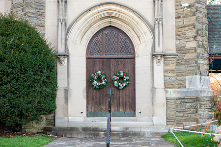 一个有圣诞怒吼的木门入口精神木头录取橡木大教堂教会宗教通道弯曲背景图片