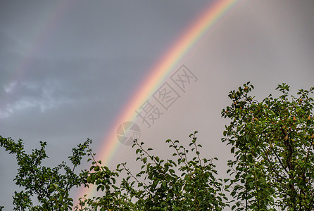 云彩中的彩虹空气晴天场景季节蓝色上帝高颜值阳光墙纸环境背景