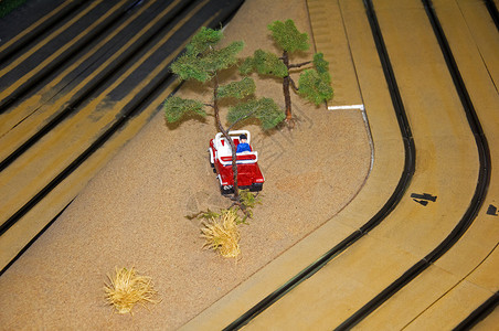 带道轨玩具车小玩具屋 红色汽车 树木和玩具轨中的灯笼 大型背景