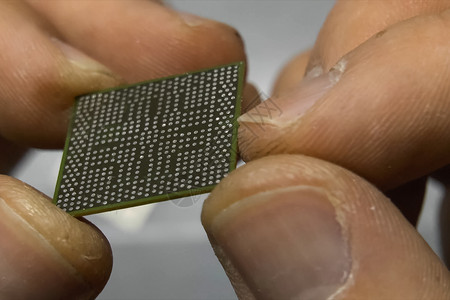 手芯片回收的计算机微处理芯片掌握在一个人手中商业服务器科学数据技术互联网焊接网络制造业电气背景