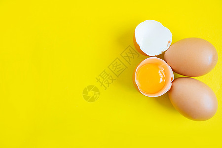 从超市买的黑鸡蛋 放在黄色背景上 黄色背景蛋壳食物摄影午餐农场动物家禽厨房烹饪乡村背景图片