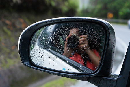 女摄影师在汽车的侧镜里拍自拍 玩得开心高清图片