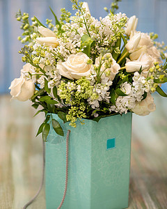 蓝色的玫瑰盒子里美丽的白花花束子 快关门了花朵问候语纪念日叶子周年风格礼物浆果格柏假期背景