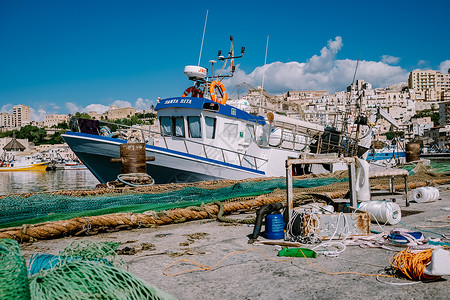 西西西西里岛Sciacca市的多彩城市Sciacca俯视其港口 渔船和人修理渔网水手日落假期运输社论房子旅行海岸钓鱼日光图片