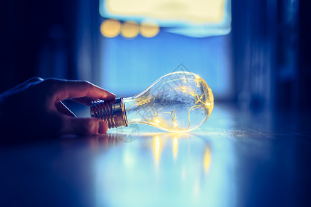 灵感来了思想 灵感和发明的时间到了 手拿着LED灯泡电气战略商业天才技术窗户智力力量解决方案创造力背景