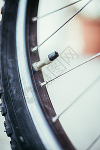 城市中的自行车 近距离拍摄轮胎出口和话筒旅行街道配件内胎冒险胎压机动性生活管子运输背景