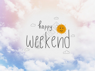 卡通云彩粉色和蓝色柔和的天空和云彩背景上的快乐周末词和可爱的太阳微笑卡通背景
