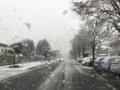 下雪路滑城市里的雪 从车的路上看背景