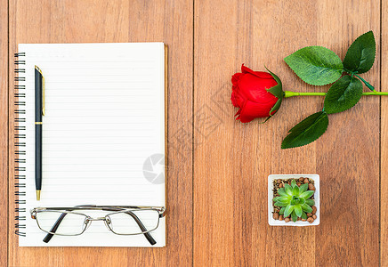 天注良缘木桌和注纸上的红玫瑰礼物记事本奶制品日记玫瑰假期桌子红花小样笔记本背景