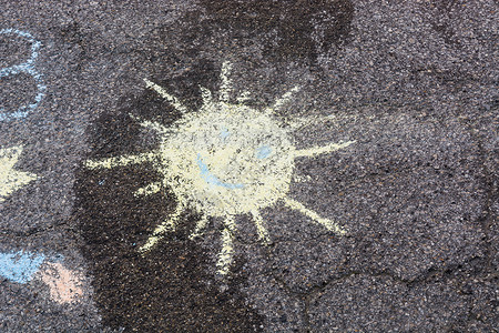 街道上的粉笔绘画石膏女士艺术画家路面刷子沥青艺术家想像力创造力背景图片