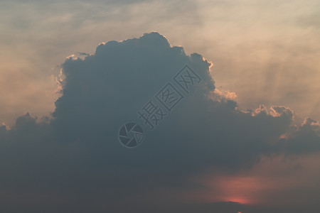 美丽的日落天空在云层上方 闪耀着灿烂的光芒 美丽明亮的日落风景自由气氛地面蓝色太阳农村生活橙子阳光云景背景图片