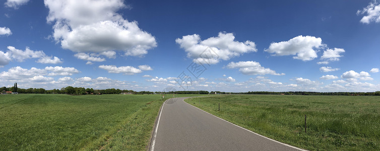 位于Vassel周围的平坦道路全景沥青农村高清图片