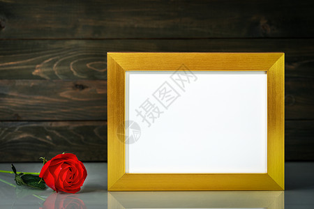 照片在桌上用金边框和复制空间模拟红玫瑰小样装饰植物群礼物风格桌子玫瑰木头假期背景图片
