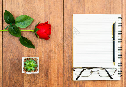天注良缘木桌和注纸上的红玫瑰笔记本小样文档婚礼记事本桌子木头玫瑰奶制品红花背景