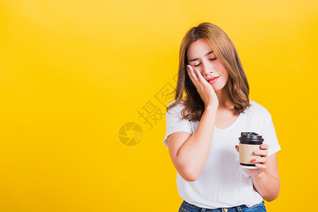 女人疲倦困睡 不能醒来闭着眼睛就把咖啡拿掉照片饮料冒充衬衫女孩黄色杯子女士女性工作室背景图片