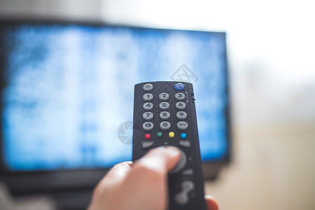 高清素材节目男性手握着电视遥控器 在智能电视上流传影院渠道控制板客厅电视节目按钮程序电影娱乐卫星背景