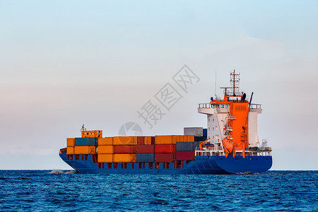 夏天货物蓝集装箱船舶正在运行中海洋运输港口生产橙子红色航行航海商业进口背景