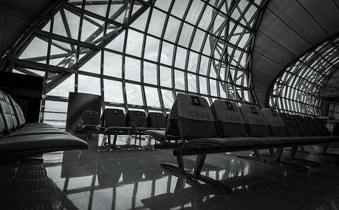 机场航站楼候机室的空座位 为了安全而保持社交距离 冠状病毒危机对航空业务的影响 机场没有乘客 优先入座 黑白场景背景
