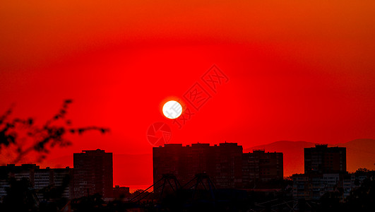 红日落在城市上 俄罗斯海参维斯托克背景图片