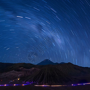仙女座长时间曝光拍摄布罗莫火山上方的星迹印度尼西亚天文摄影背景
