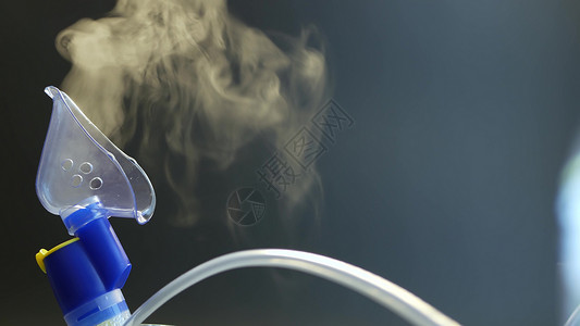呼吸器雾化器的氧气面罩 用于肺炎 covid sars 和支气管炎治疗的医疗设备 吸入器 呼吸肺部疾病恢复 流感 咳嗽和支气管哮喘治疗背景