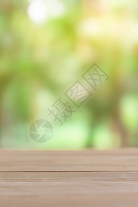 绿光背景的空木制桌面背景图片