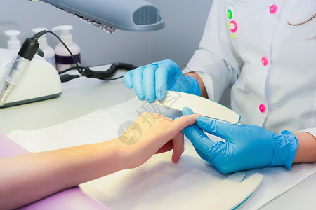 病人躺在病床死亡在美容院里 女人会用指甲文件来修指甲背景