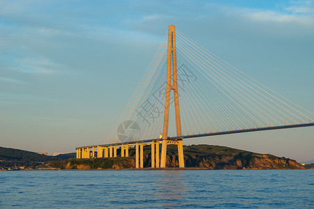 以俄罗斯桥的视线海平面建筑学旅游海洋城市支撑海岸线水运天空景观船舶背景图片