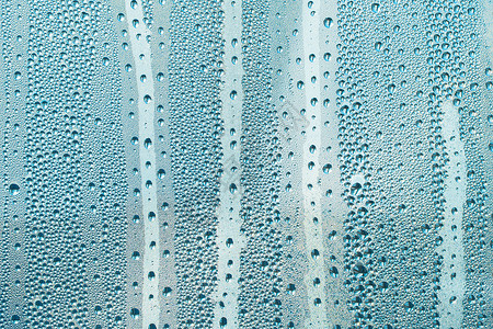 水滴球形气泡带有蓝色水滴的抽象背景装饰品 雨滴是蓝色的 玻璃上闪闪发光的水面 水滴呈球形或球形 彩色雨滴背景涟漪水分下雨淋浴火花抛光气泡运球背景