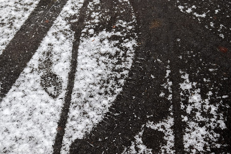 脏迹ps素材小德国 roa 上柏油路上的脏雪迹小路痕迹危险烙印城市旅行暴风雪交通车轮脚印背景