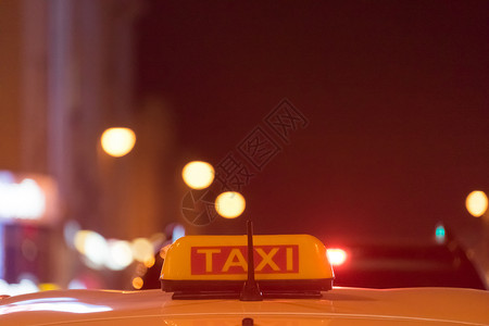 车顶上的计程车标志 在模糊的背景上背景图片