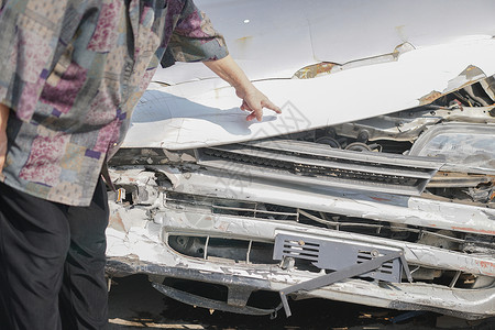 被损坏的破车撞坏 车祸事故保险危险汽车碰撞金属粉碎车辆损害灾难运输背景