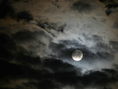 云中月亮夜云中满月月光天文学宇宙场景科学卫星月亮天空气氛旅行背景