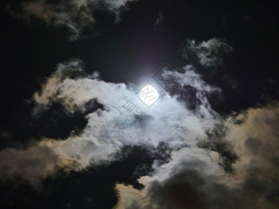 云中月亮夜云中满月场景科学月光岩石旅行天文学旅游气氛月球天空背景