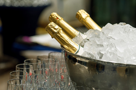冰桶里的香槟香槟加冰 放在桶里酒吧眼镜水晶假期奢华瓶子冰箱冷却器干杯背景背景