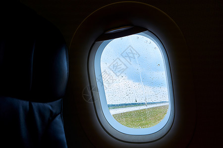 起飞前的客机内部 雨滴中的舷窗天空蓝色喷射地面旅游机场下雨飞机航空公司飞行背景