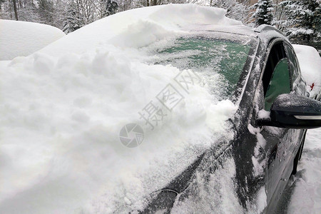删除弹窗从大雪中清理一辆车 洗得干干净净背景