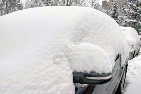雪警察车被雪覆盖 欧洲和美洲的雪都降下背景