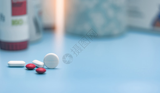 抗病毒物质圆形的白色药片和模糊的红色和白色药片 在模糊的药丸塑料瓶上的药丸 医疗保健和制药行业 药房或多药房概念 处方药背景