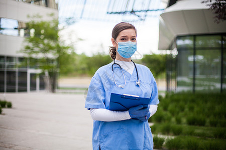 ems保健护理设施前的年轻女性主要工作医生EMS ICU设施背景