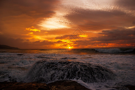震时预警日出时震碎岩石的海浪 在澳洲维多利亚大海洋路海上日出旅游行动冒险巨石阳光紫色地平线假期太阳橙子背景