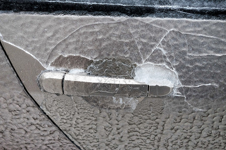 车坏了冷冻的汽车门关上 冰棒 冰晶 卡锁旅行暴风雪运输城市危险冰镇天气挡风玻璃驾驶季节背景