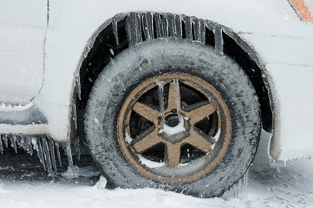 冰淇凌车汽车上的积冰和冰棒 冷冻车轮的紧闭天气暴风雪车辆降雪气候冰柱旅行温度街道风暴背景
