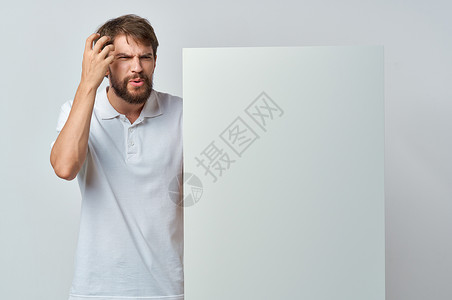 一盔一带标语白T恤的男子 白色旗帜 广告孤立背景商业广告牌海报横幅男性空白男人木板工作室标语背景