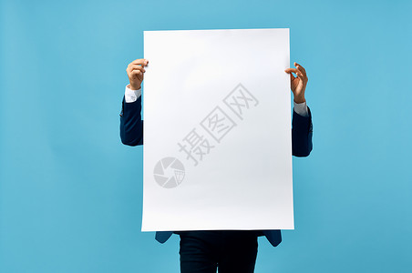 一盔一戴海报一名身穿西装的男子 在他面前举着旗帜 广告介绍官员横幅标语空白广告牌海报卡片男性商务白色招牌背景