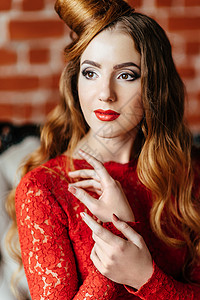 可爱灿烈红头发的年轻女孩 在明亮的房间穿着烈红礼服青少年裙子化妆品白色工作室发型皮肤红色微笑女士背景
