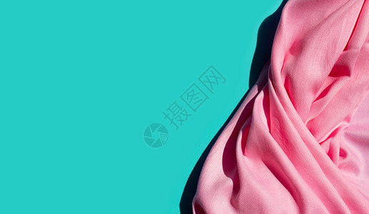 真丝围巾蓝色背景上的粉红色女式披肩墙纸打印织物材料女性沙漠海浪服装店脖子边缘背景