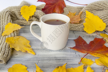 秋天主题海报秋天背景是一杯茶 浆果和黄叶 在漆成的木质表面甜点处理横幅海报作品木板杯子收成香气明信片背景